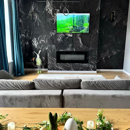 Lv Luxury Apart - One Minute Away From Train Station Predeal Eksteriør bilde