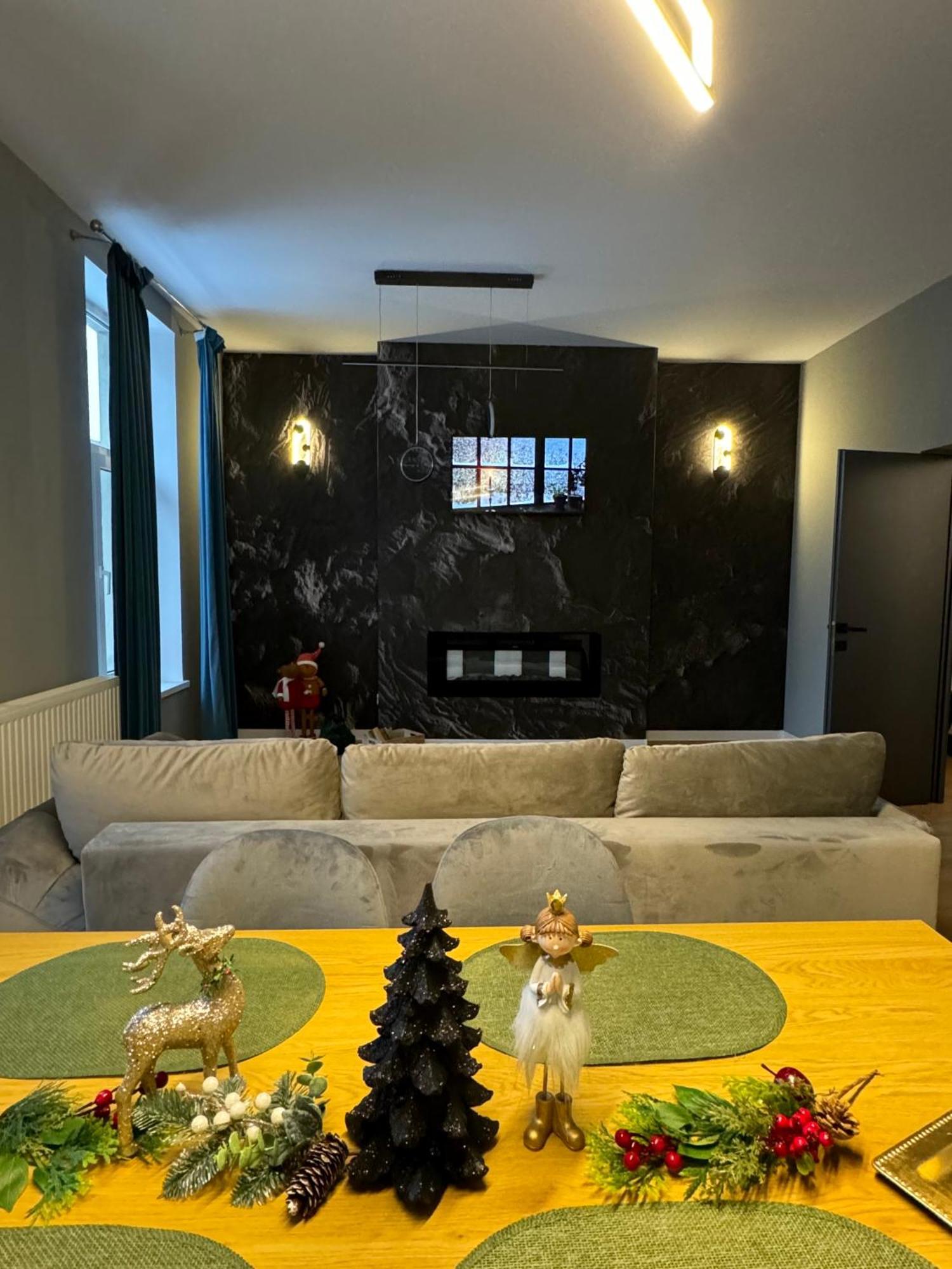 Lv Luxury Apart - One Minute Away From Train Station Predeal Eksteriør bilde